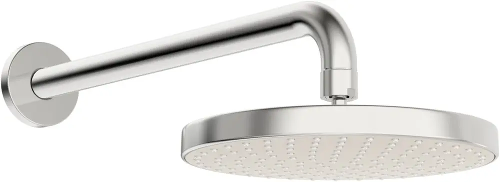 HANSABASICJET Kopfbrause mit runder Brausefläche und schwenkbarem Auslauf, montiert an einer gebogenen Wandhalterung in Chromoptik.